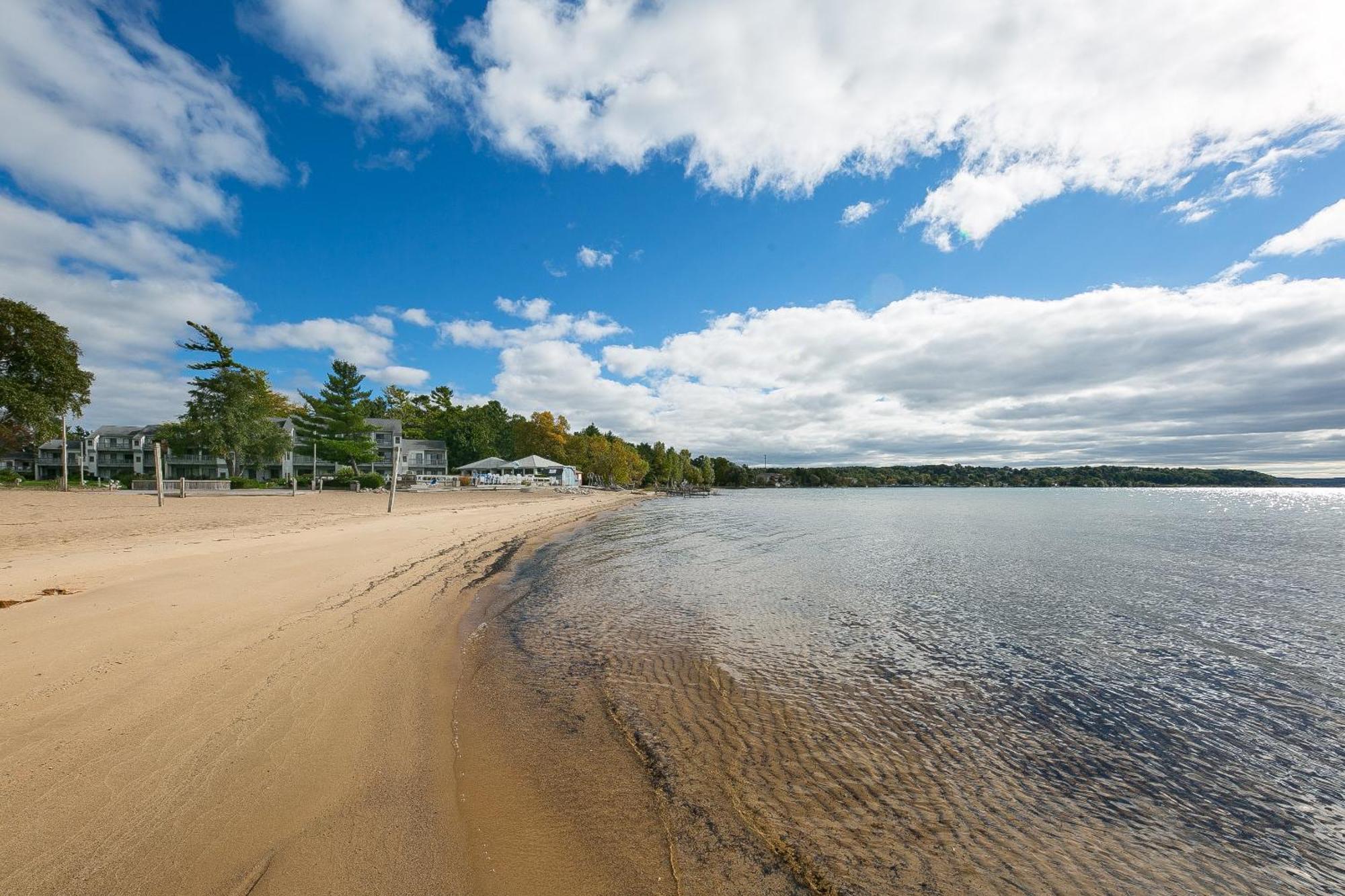 Gorgeous 2 Bedroom Lake View Condo Traverse City Exterior photo