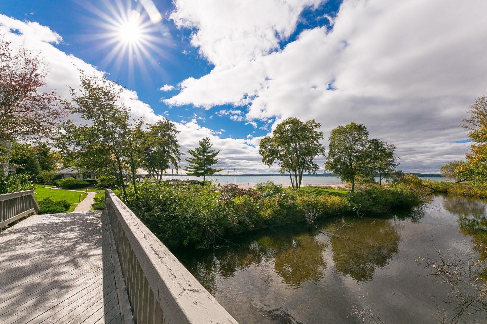 Gorgeous 2 Bedroom Lake View Condo Traverse City Exterior photo